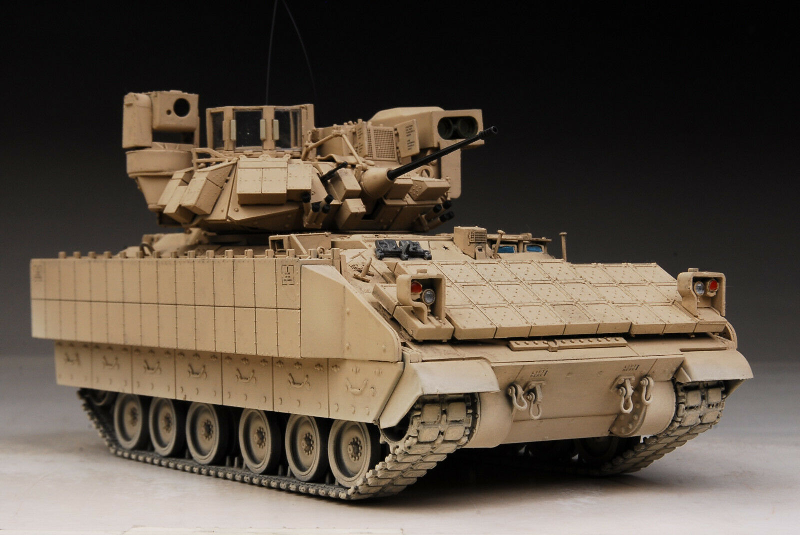 Kinetic M3A3 Bradley CFV w/ Bigfoot Track-Links 1/35